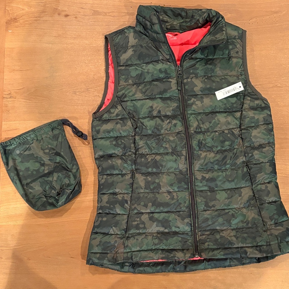 Amazon Green Camouflage Women’s Size XS quilted full zip Vest Pockets Bag new